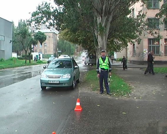 Луганские милиционеры тушили огонь на одежде пострадавших 